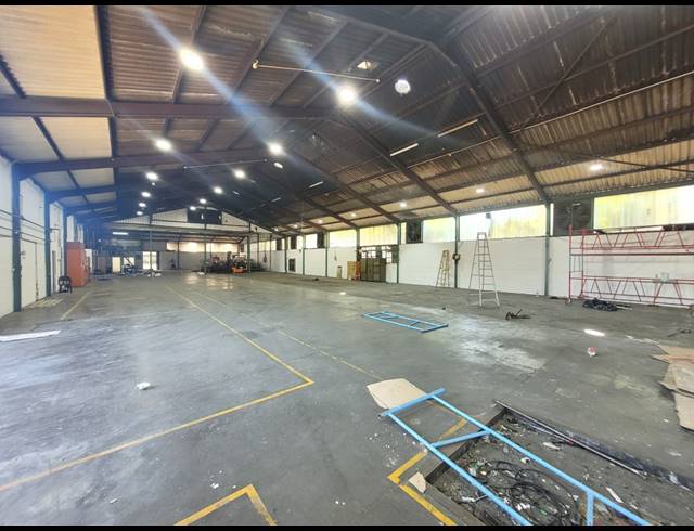 2,160M² WAREHOUSE TO LET IN STIKLAND INDUSTRIAL